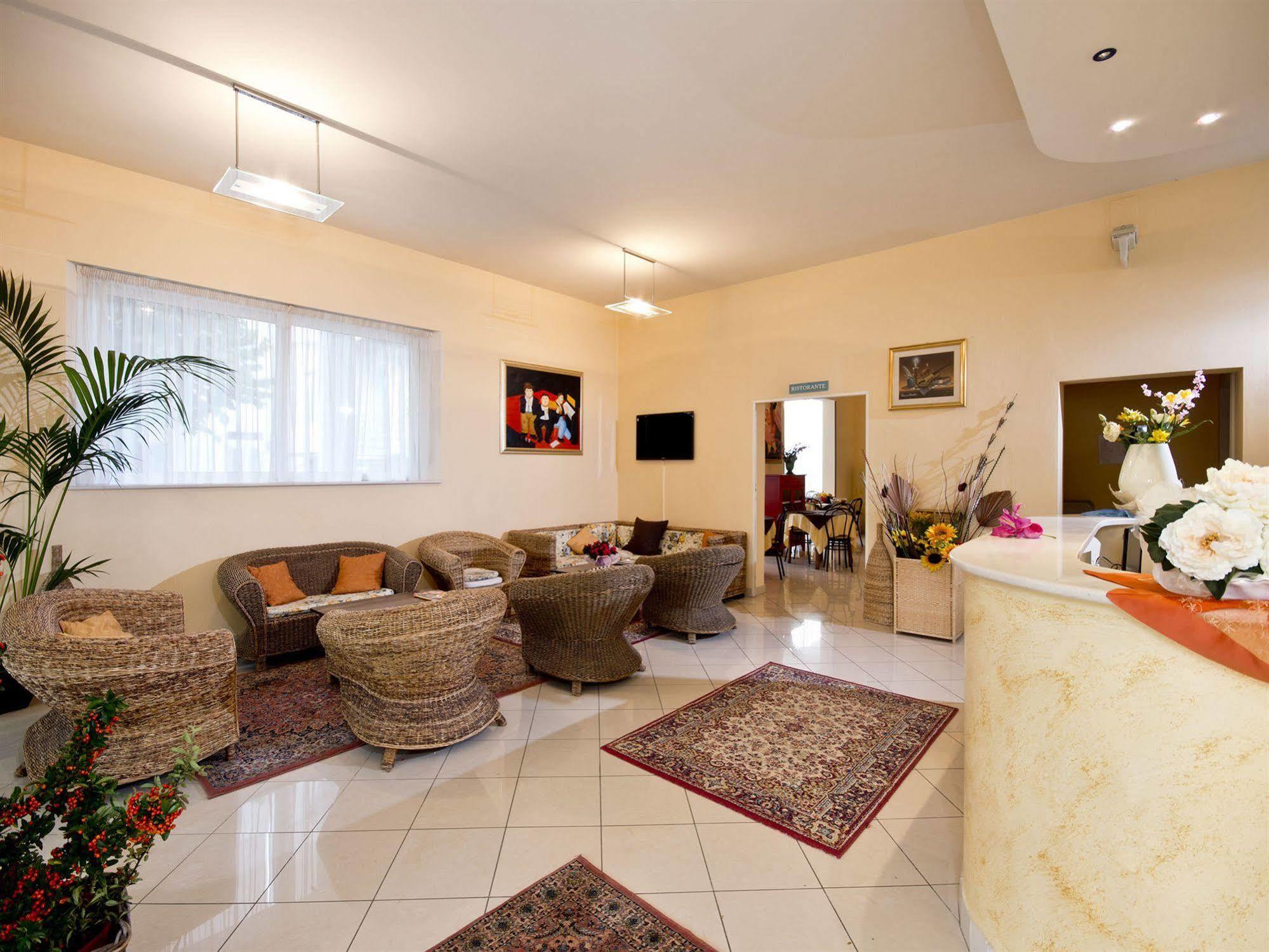 Villa Silvie Rose Чезенатико Экстерьер фото
