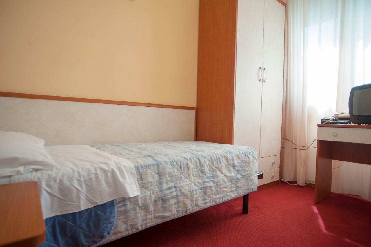 Villa Silvie Rose Чезенатико Экстерьер фото